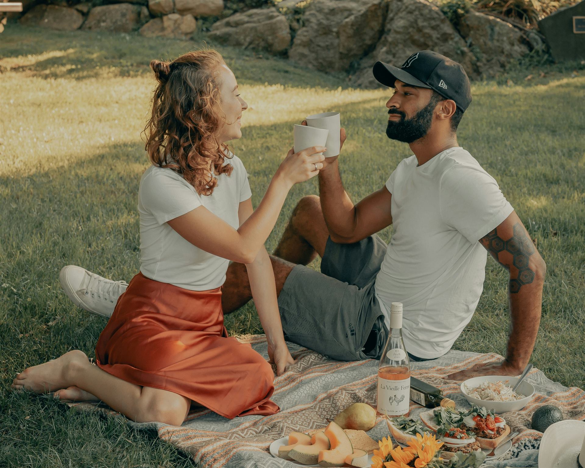 Casal brindando em um piquenique